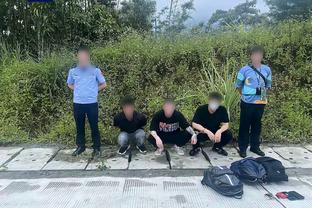 罗马球迷拉横幅抗议德比输球：与其屈辱地活着，不如有尊严地死去